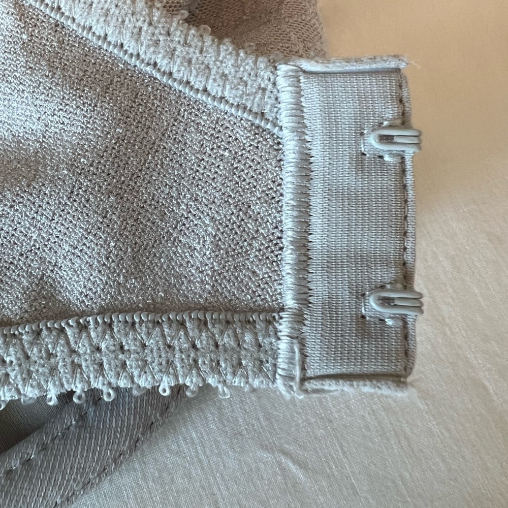 Chantelle minimizing underwire  bra - Picture 11 of 11